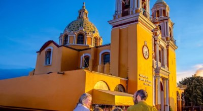 Famille devant la cathédrale de Cholula à Puebla, Mexique.