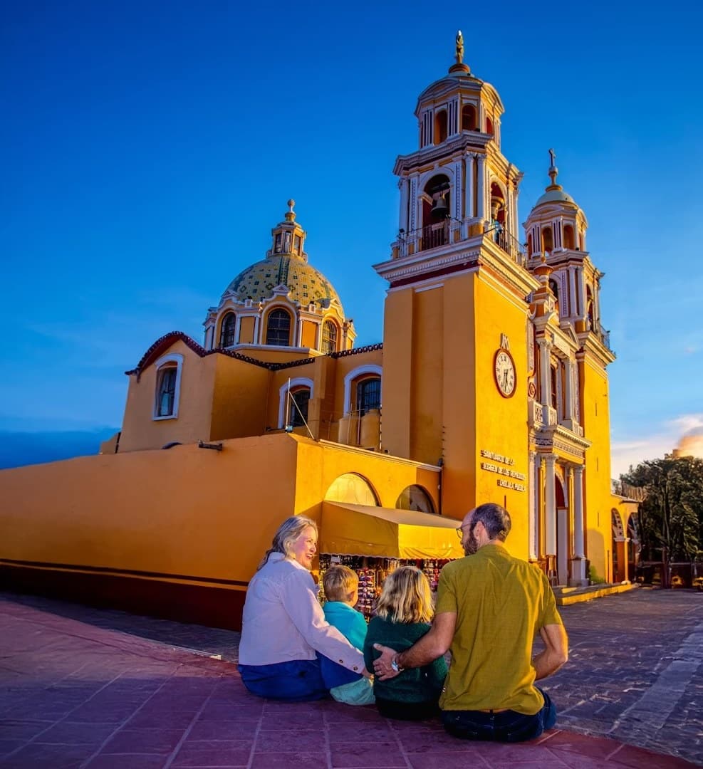 Famille devant la cathédrale de Cholula à Puebla, Mexique.