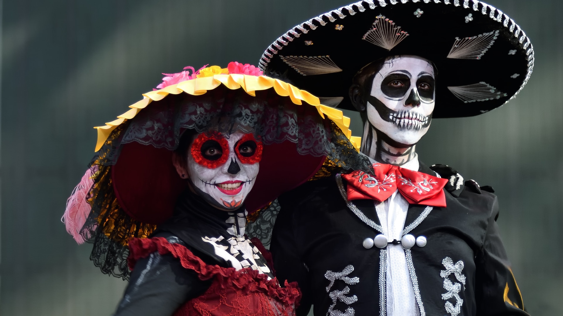 Актуальность дня мертвых. Санта Муэрте Мексика карнавал. Мексиканский праздник Санта Муэрте. Диа де Лос Муэртос. Калавера Катрина Мексика.