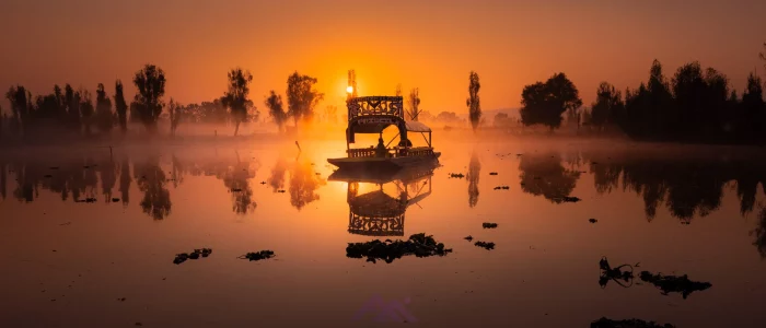 Xochimilco Mexico Mexique trajinera brume matinale sur les anaux