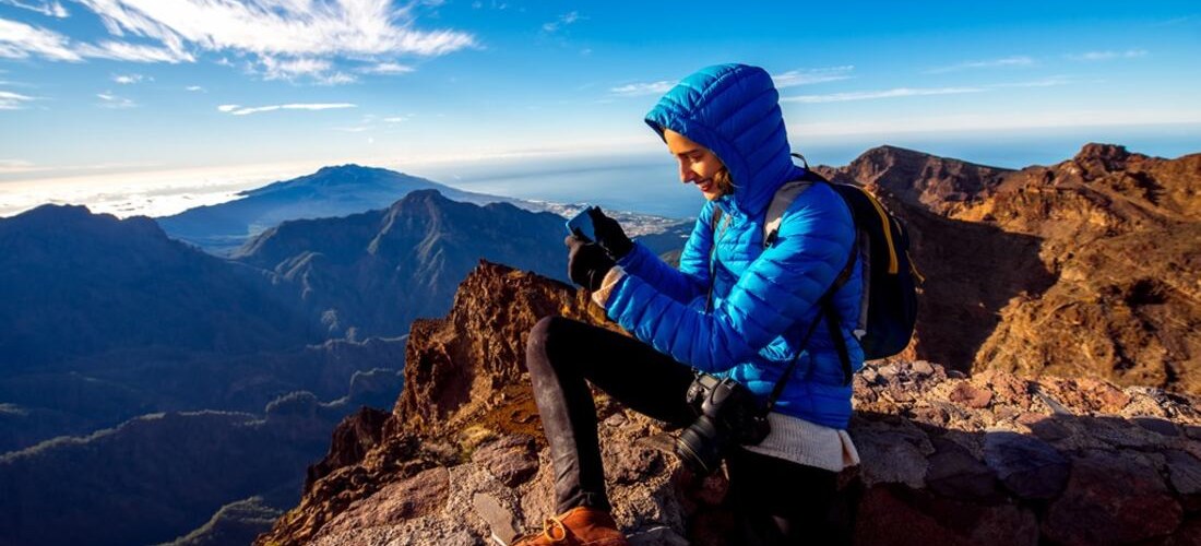 Nouvelle navigation du site Mexique Découverte affichée sur mobile devant un paysage montagneux extrême du Yucatán