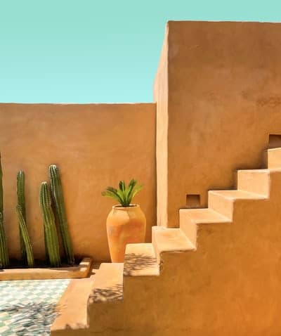 Escalier orange dans un bâtiment à l’architecture contemporaine à Oaxaca, au Mexique.