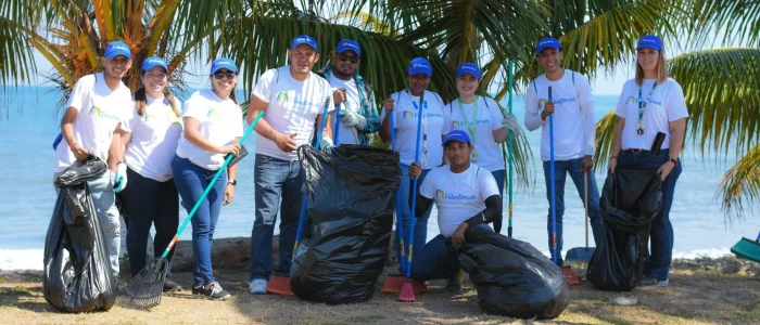 Nettoyage plage Cancun Mexique