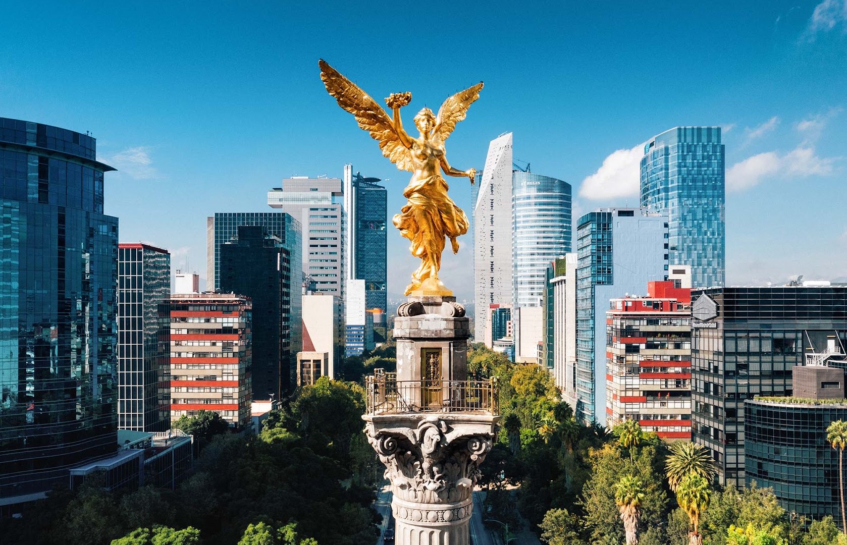 L’Ange de l’Indépendance à Mexico entouré de gratte-ciel modernes sur l’avenue Paseo de la Reforma.