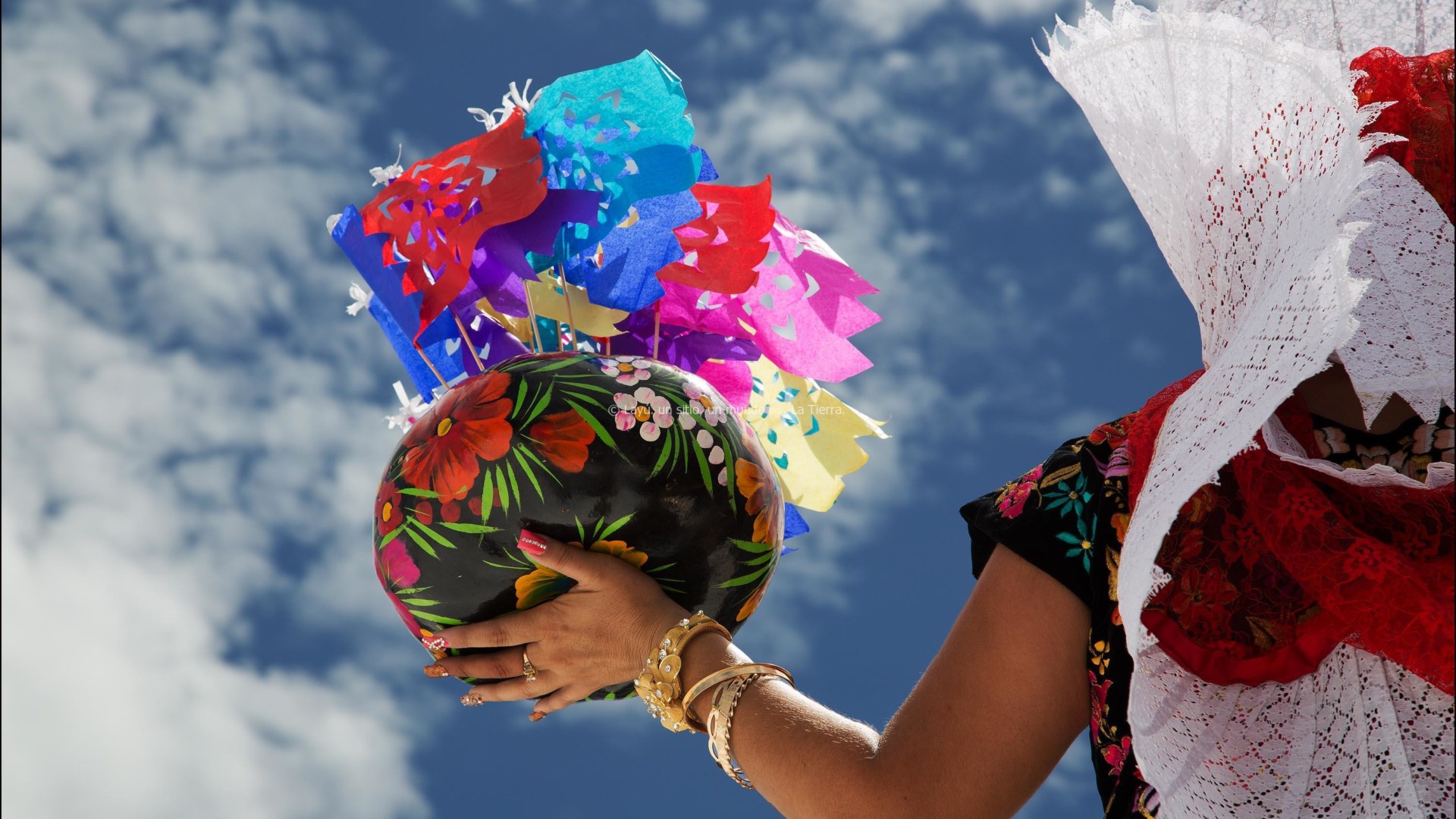 Guelaguetza Femme en tenue traditionnelle de Oaxaca avec un voile blanc et des fleurs.