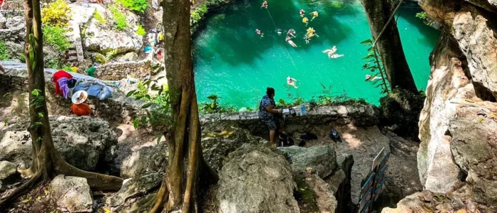 Familles de Valladolid se baignant dans le cénote Zací