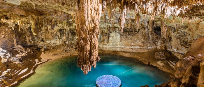 Plateforme du cénote Suytun sous un rayon de lumière mystique