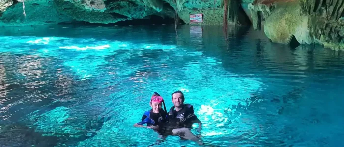 Voyageur profitant d’un cénote privé dans le Yucatán