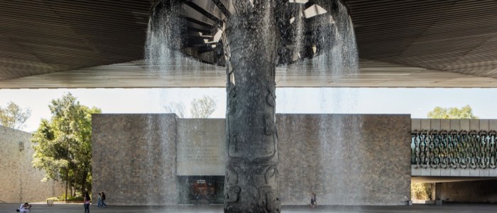 Patio central et Parapluie du musée d’anthropologie de Mexico