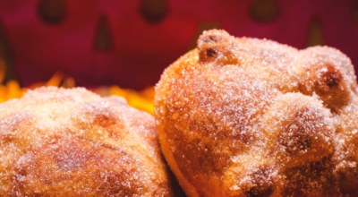 ofrenda familiale mexique novembre pan de muerto