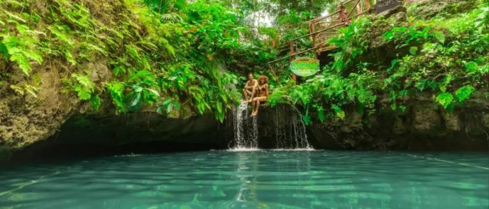 Cenote sauvage peu fréquenté avec eau turquoise