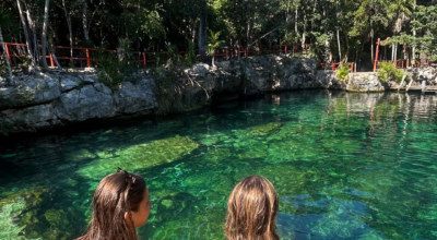 Deux voyageuses devant une cenote à Tulum, au Mexique.