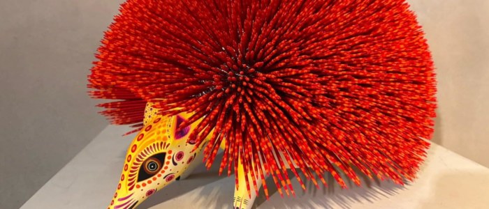 détail d’un étal de marché mexicain avec céramiques, masques et alebrijes