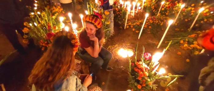 cimetière illuminé à Oaxaca pendant la nuit du Día de Muertos