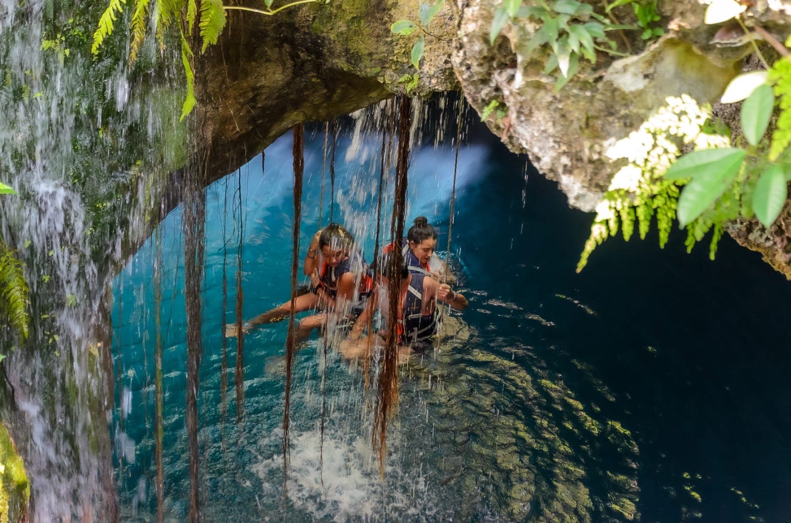 Personnes nageant dans une cenote du Yucatán au Mexique.