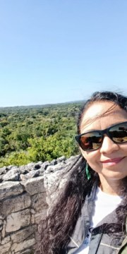 Moment au sommet d’Ichkabal : une guide capture la vue panoramique en selfie au cœur du site maya.