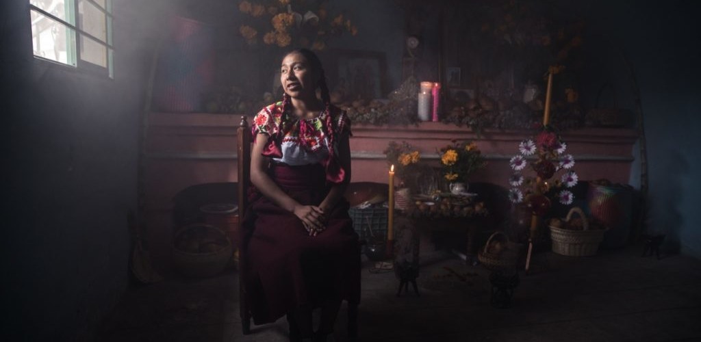 porte zapotèque ouverte pendant le Día de Muertos à Oaxaca