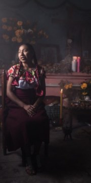 porte zapotèque ouverte pendant le Día de Muertos à Oaxaca