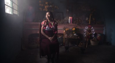 porte zapotèque ouverte pendant le Día de Muertos à Oaxaca
