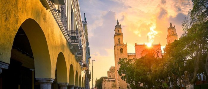 Rue coloniale calme et accueillante au coucher du soleil