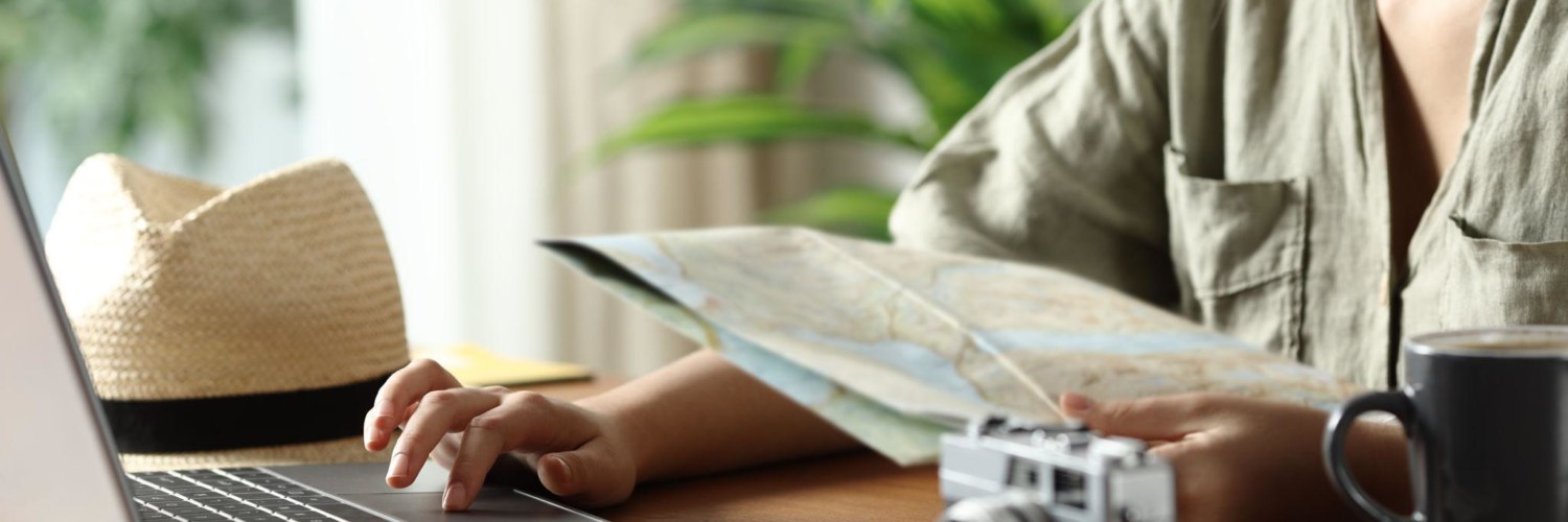Voyageur devant un ordinateur regardant une carte du Mexique, puis contraste avec un paysage spectaculaire du Yucatán