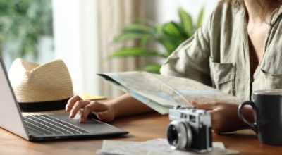Voyageur devant un ordinateur regardant une carte du Mexique, puis contraste avec un paysage spectaculaire du Yucatán
