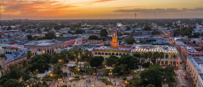 À Mérida, la Plaza Grande offre une célébration familiale qui s’intègre facilement à un itinéraire dans le Yucatán