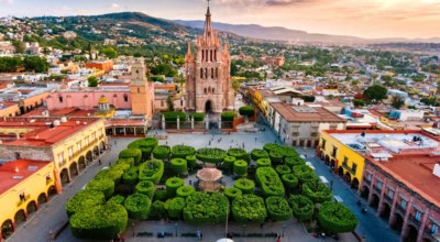 À San Miguel de Allende, les rues décorées prolongent l’ambiance des fiestas patrias bien au delà de la place centrale