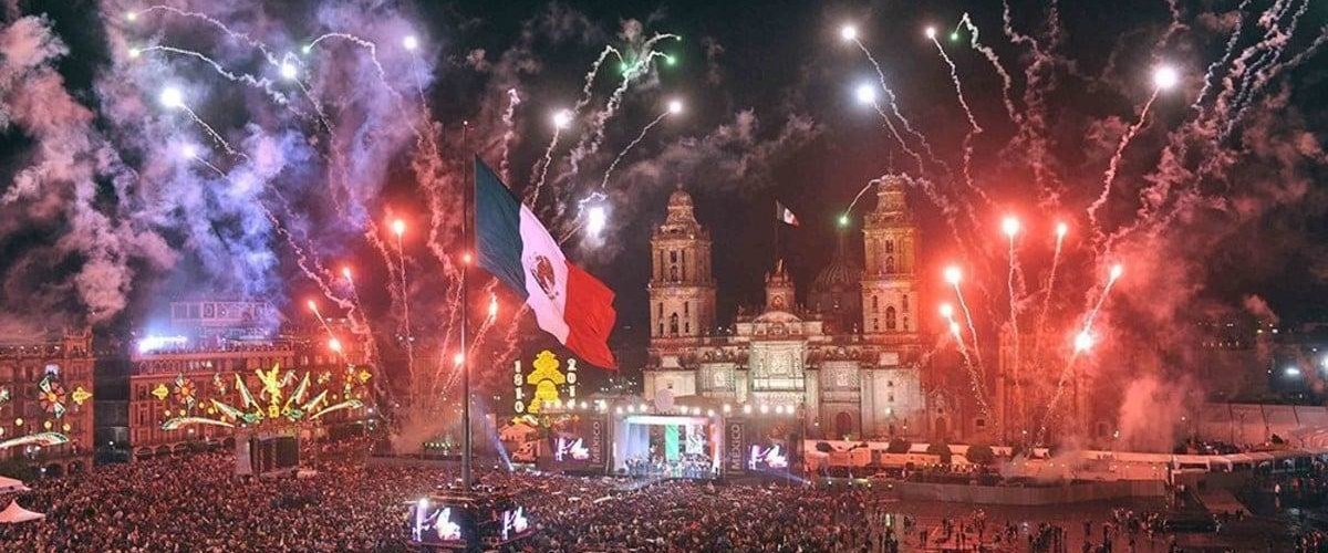 Feux d’artifice et foule sur le Zócalo de Mexico pendant la fête nationale mexicaine