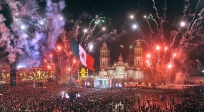 Feux d’artifice et foule sur le Zócalo de Mexico pendant la fête nationale mexicaine