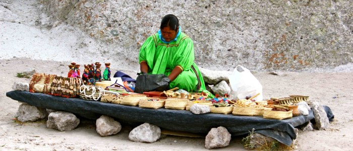 Femme rarámuri présentant de l’artisanat traditionnel dans la Sierra Tarahumara