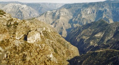 Vue panoramique de la Barranca del Cobre dans la Sierra Tarahumara au Chihuahua