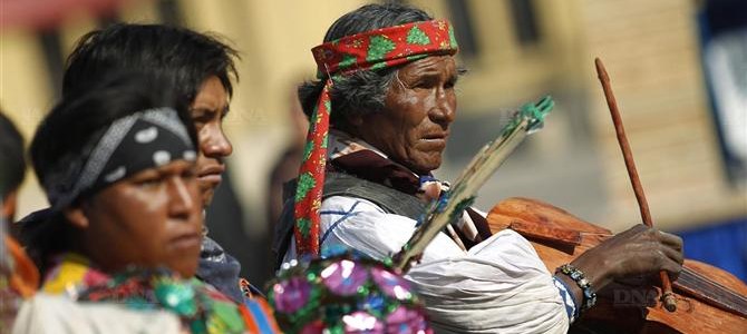 Groupe de Rarámuri en tenue traditionnelle dans la Sierra Tarahumara au Mexique