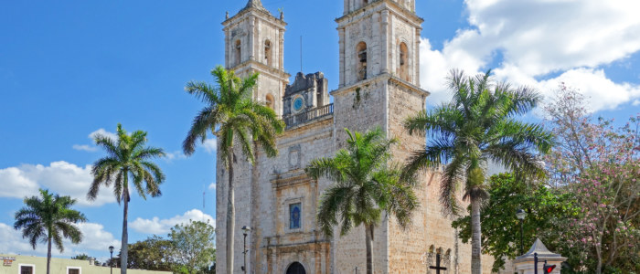 Église San Gervasio et palmiers dans le centre historique de Valladolid